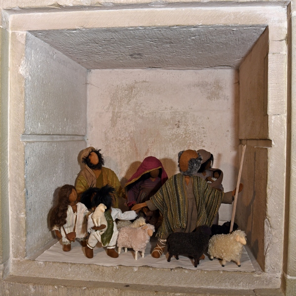 Menschen unterwegs zur Krippe